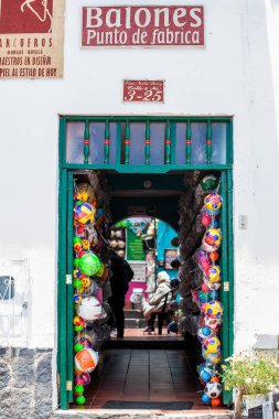 Kolombiya'da Mongui güzel küçük kasabasında futbol topları Geleneksel fabrikalar ve mağazalar