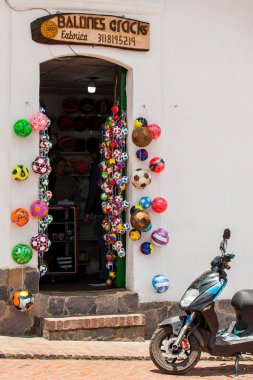 Kolombiya'da Mongui güzel küçük kasabasında futbol topları Geleneksel fabrikalar ve mağazalar