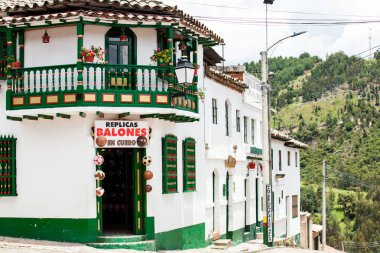 Kolombiya'da Mongui güzel küçük kasabasında futbol topları Geleneksel fabrikalar ve mağazalar