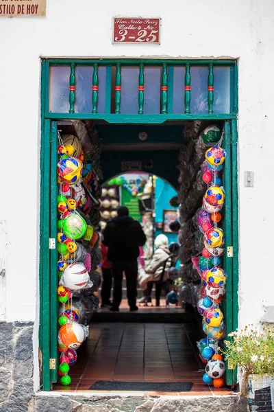 Kolombiya'da Mongui güzel küçük kasabasında futbol topları Geleneksel fabrikalar ve mağazalar