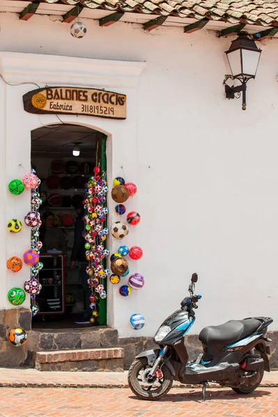 Kolombiya'da Mongui güzel küçük kasabasında futbol topları Geleneksel fabrikalar ve mağazalar