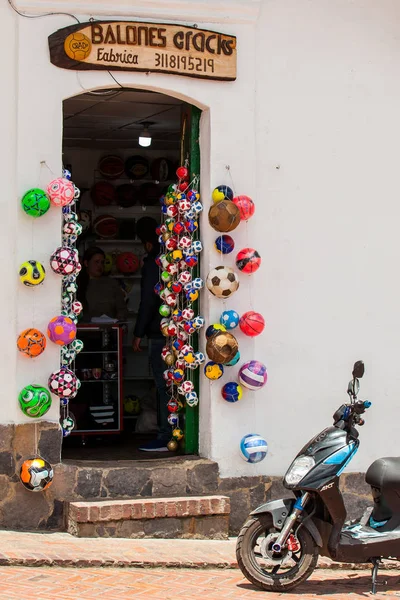 Kolombiya'da Mongui güzel küçük kasabasında futbol topları Geleneksel fabrikalar ve mağazalar