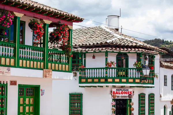 콜롬비아의 아름다운 작은 마을 몽기 (Mongui)의 전통 공장과 축구 공 상점 — 스톡 사진