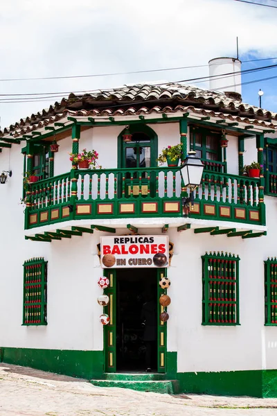 Kolombiya'da Mongui güzel küçük kasabasında futbol topları Geleneksel fabrikalar ve mağazalar