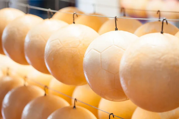 Traditionelle fabriken und fußballläden in der schönen kleinen stadt mongui in kolumbien — Stockfoto