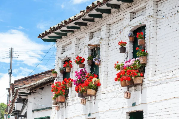 Szczegóły pięknych zabytkowych domów małego miasteczka Mongui w Kolumbii — Zdjęcie stockowe