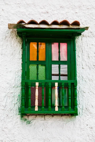 Detalhe das belas casas antigas da pequena cidade de Mongui, na Colômbia — Fotografia de Stock