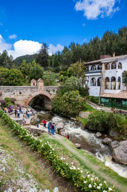 Kolombiya'nın güzel küçük kasabası Calicanto Kraliyet Köprüsü'nü ziyaret eden turistler