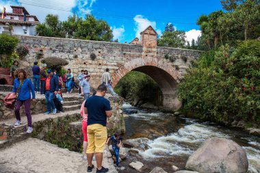 Kolombiya'da Mongui güzel küçük kasabasında Calicanto Kraliyet Köprüsü'nde Turistler ve yerliler