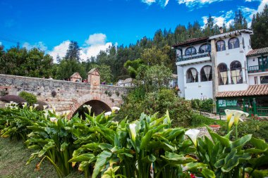 Kolombiya'da Mongui güzel küçük kasabasında Calicanto Kraliyet Köprüsü'nde Turistler ve yerliler