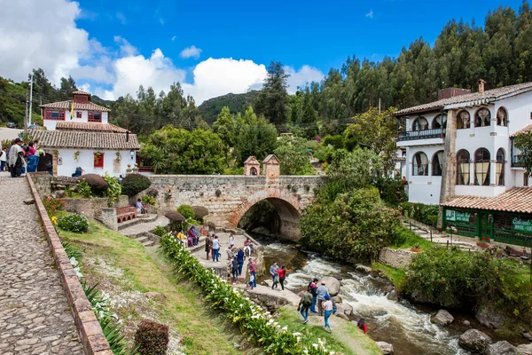 Turistas visitando el Puente Real de Calicanto en el hermoso pueblo de Mongui en Colombia —  Fotos de Stock
