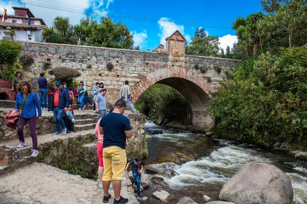 Kolombiya'da Mongui güzel küçük kasabasında Calicanto Kraliyet Köprüsü'nde Turistler ve yerliler
