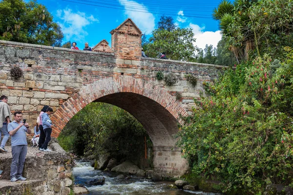 Kolombiya'da Mongui güzel küçük kasabasında Calicanto Kraliyet Köprüsü'nde Turistler ve yerliler
