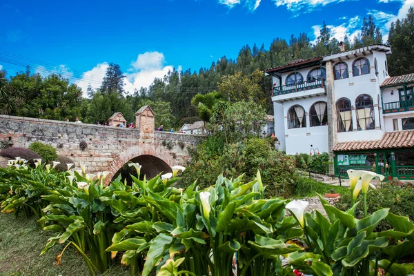 Kolombiya'da Mongui güzel küçük kasabasında Calicanto Kraliyet Köprüsü'nde Turistler ve yerliler