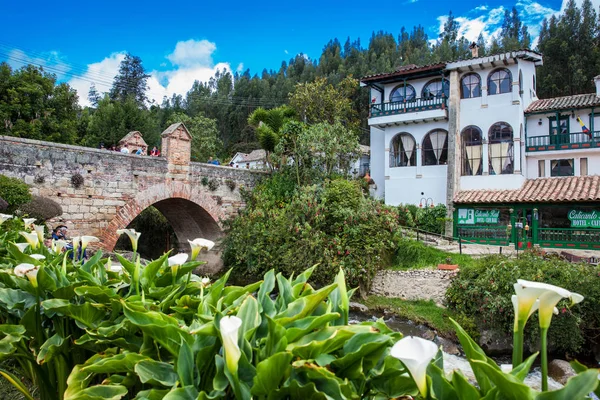 Kolombiya'da Mongui güzel küçük kasabasında Calicanto Kraliyet Köprüsü'nde Turistler ve yerliler