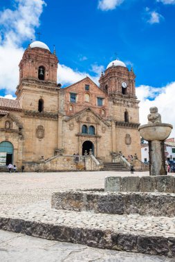 Arka planda Our Lady of Mongui tarihi Bazilikası ile Mongui küçük bir kasabasında merkezi meydanda Çeşme