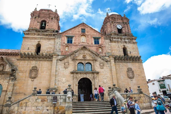 1694 ve 1760 yılları arasında Kolombiya'nın güzel küçük kasabası Mongui'de inşa edilen Our Lady of Mongui'nin tarihi Bazilikası'nda yerli halk ve turistler