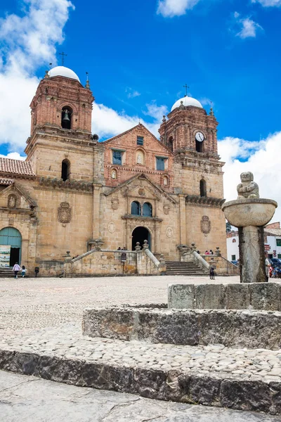Arka planda Our Lady of Mongui tarihi Bazilikası ile Mongui küçük bir kasabasında merkezi meydanda Çeşme
