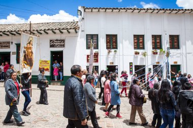 Müzisyenler ve mongui güzel küçük kasabasında Virgin Varsayımı alayı katılan insanlar