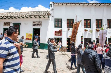 Müzisyenler ve mongui güzel küçük kasabasında Virgin Varsayımı alayı katılan insanlar