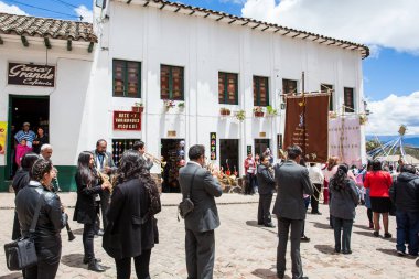 Müzisyenler ve mongui güzel küçük kasabasında Virgin Varsayımı alayı katılan insanlar