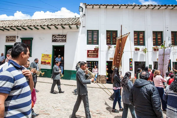 Müzisyenler ve mongui güzel küçük kasabasında Virgin Varsayımı alayı katılan insanlar