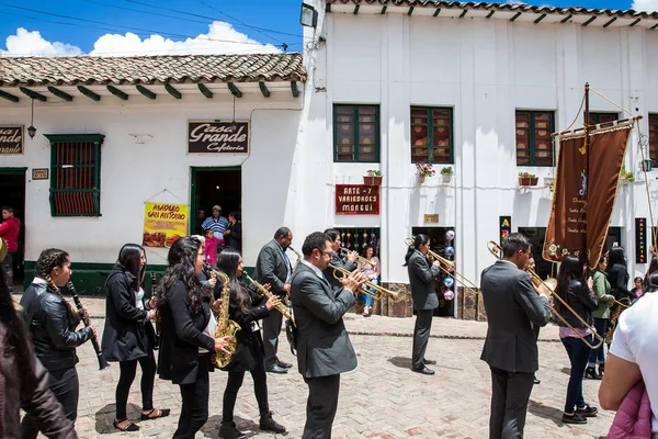 Müzisyenler ve mongui güzel küçük kasabasında Virgin Varsayımı alayı katılan insanlar