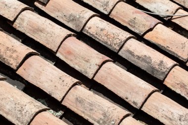 Kolombiya'da Mongui küçük kasabasında tarihi evlerin Antik kil çatı kiremit