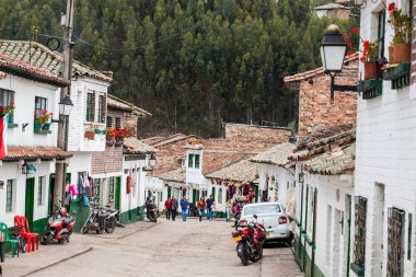 Kolombiya'da Mongui küçük bir kasabanın güzel sokaklarında Turistler ve yerliler