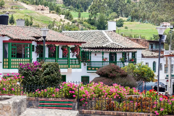 Veduta delle belle case della piccola città di Mongui in Colombia — Foto Stock