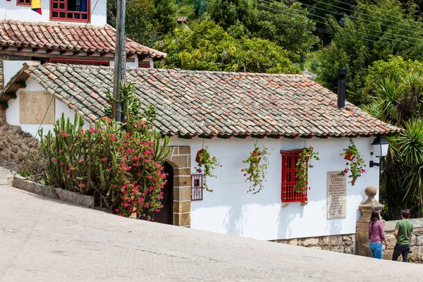 Kolombiya'da Mongui küçük bir kasabanın güzel sokaklarında Turistler