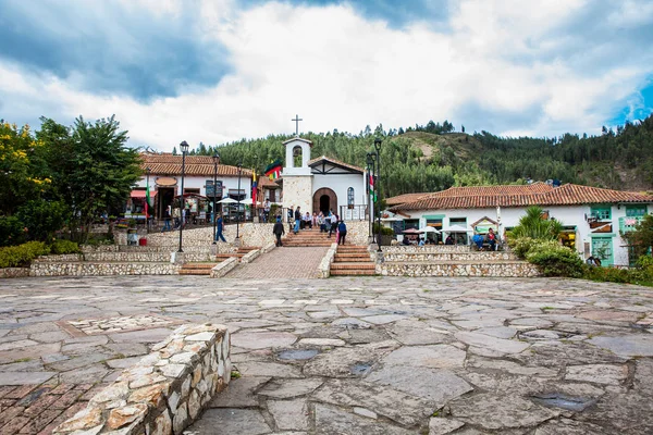 Los turistas que visitan el hermoso lugar turístico llamado Pueblito Boyacense situado en Duitama —  Fotos de Stock