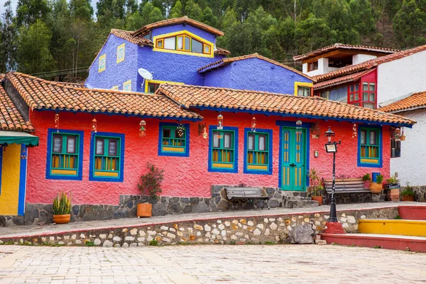 Красиві фасади будинків на туристичному місці під назвою Pueblito Boyacense розташований в Duitama — стокове фото