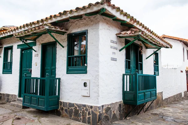 Hermosas fachadas de las casas en el lugar turístico llamado Pueblito Boyacense ubicado en Duitama — Foto de Stock