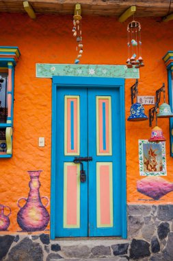 Duitama bulunan Pueblito Boyacense denilen turistik yerde güzel dekore kapılar