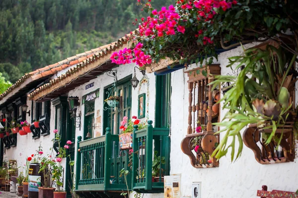 Hermosas fachadas de las casas en el lugar turístico llamado Pueblito Boyacense ubicado en Duitama —  Fotos de Stock