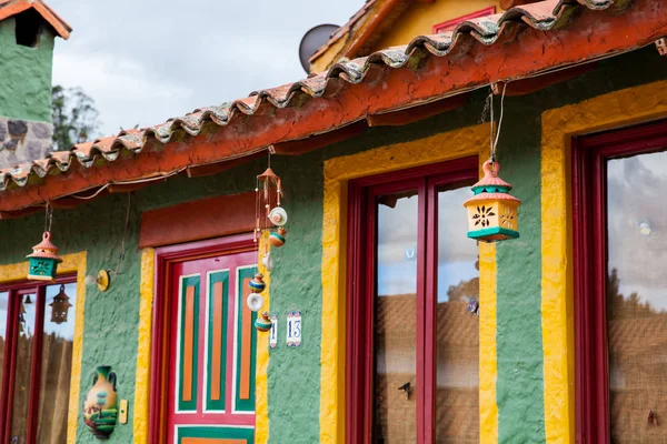 Belas fachadas das casas no lugar turístico chamado Pueblito Boyacense localizado em Duitama — Fotografia de Stock