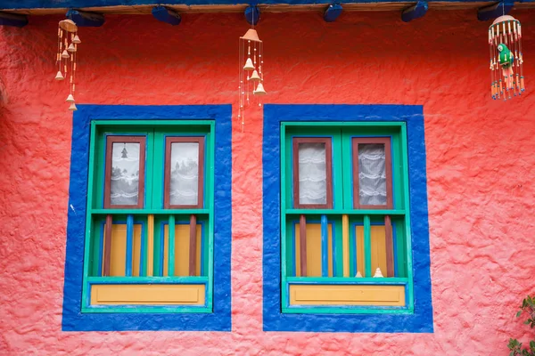 As belas janelas decoradas no local turístico chamado Pueblito Boyacense localizado em Duitama — Fotografia de Stock