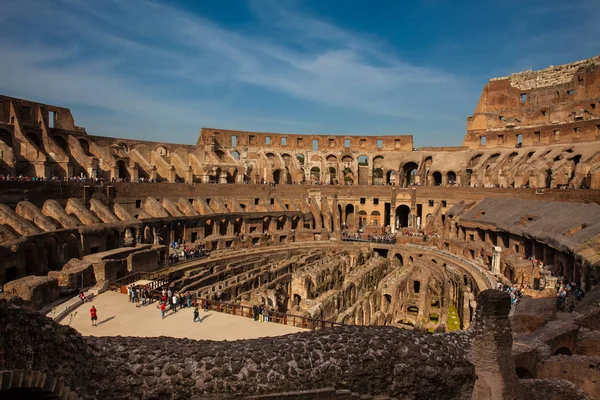 Utsikt över det inre av den romerska Colosseum som visar arenan och Hypogeum i en vacker solig dag — Stockfoto
