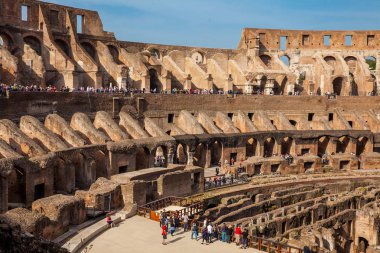 Güzel güneşli bir günde arena ve hipogeum gösteren Roma Kolezyum iç görünümü