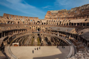 Güzel güneşli bir günde arena ve hipogeum gösteren Roma Kolezyum iç görünümü