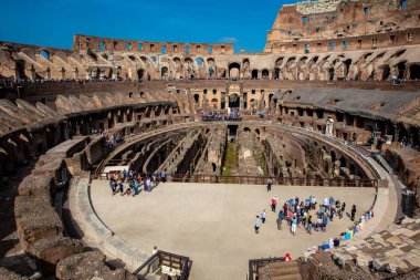 Güzel güneşli bir günde arena ve hipogeum gösteren Roma Kolezyum iç görünümü