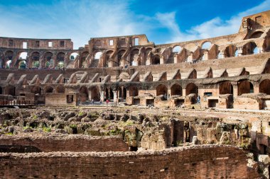 Oturma alanları ve Roma'da antik Kolezyum hipogeum görünümü