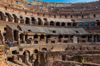 Oturma alanları ve Roma'da antik Kolezyum hipogeum görünümü