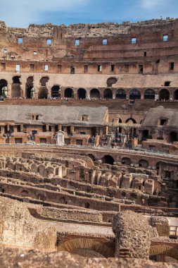 Oturma alanları ve Roma'da antik Kolezyum hipogeum görünümü