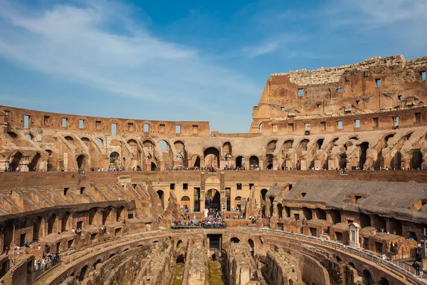 Utsikt över sittplatser och Hypogeum av den antika Colosseum i Rom — Stockfoto