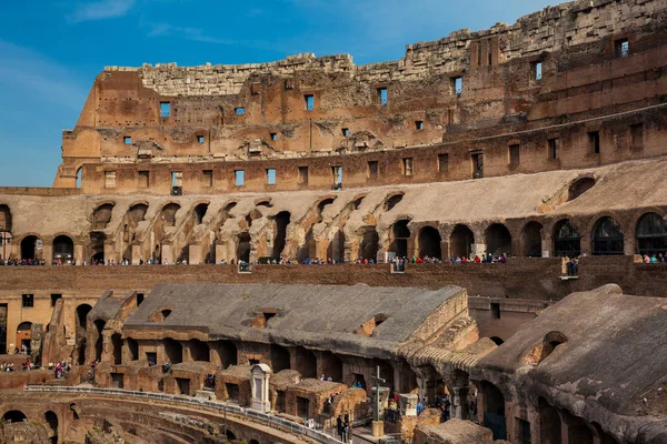 Utsikt över sittplatser och Hypogeum av den antika Colosseum i Rom — Stockfoto