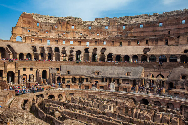 Вид на места для отдыха и гипотезу древнего Колизея в Риме
