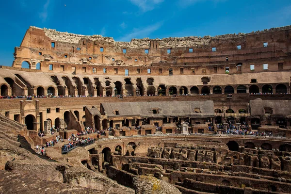 Vue sur les places assises et l'hypogée de l'ancien Colisée de Rome — Photo