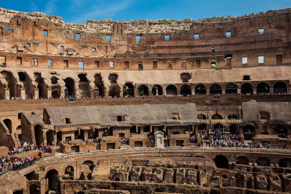 Вид на места для отдыха и гипотезу древнего Колизея в Риме
